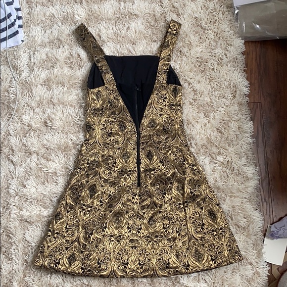 Beautiful detailed dress - Picture 2 of 5